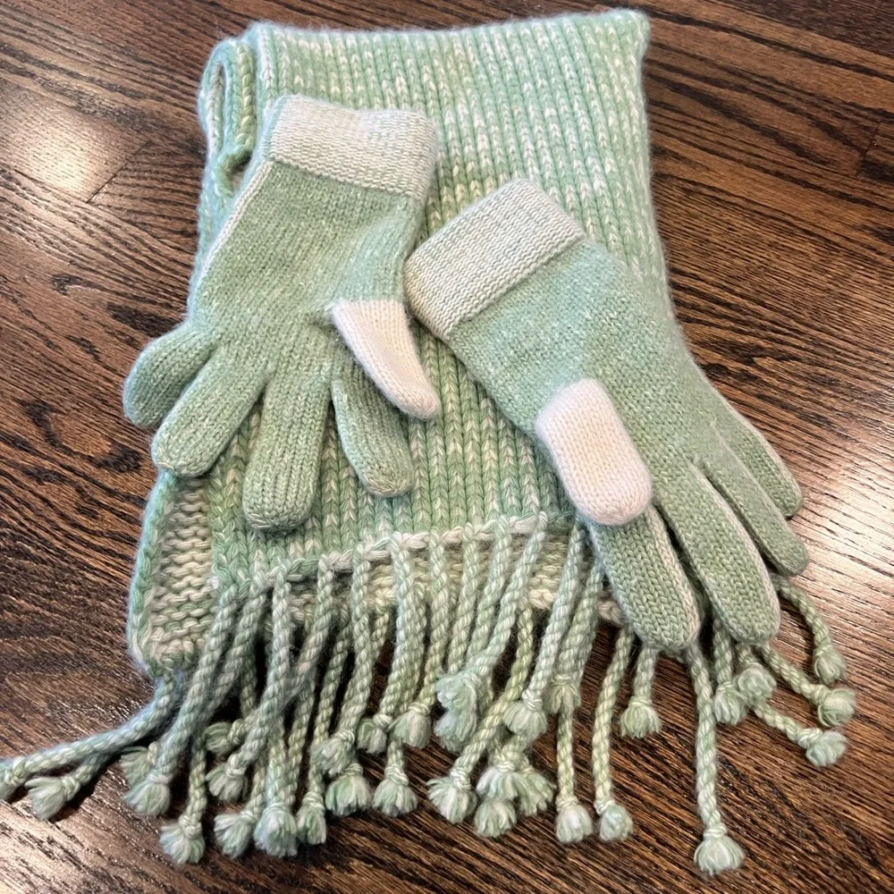 Bloomingdale’s 100% Cashmere Scarf & Glove Set Green Cream Variegated Knit EUC